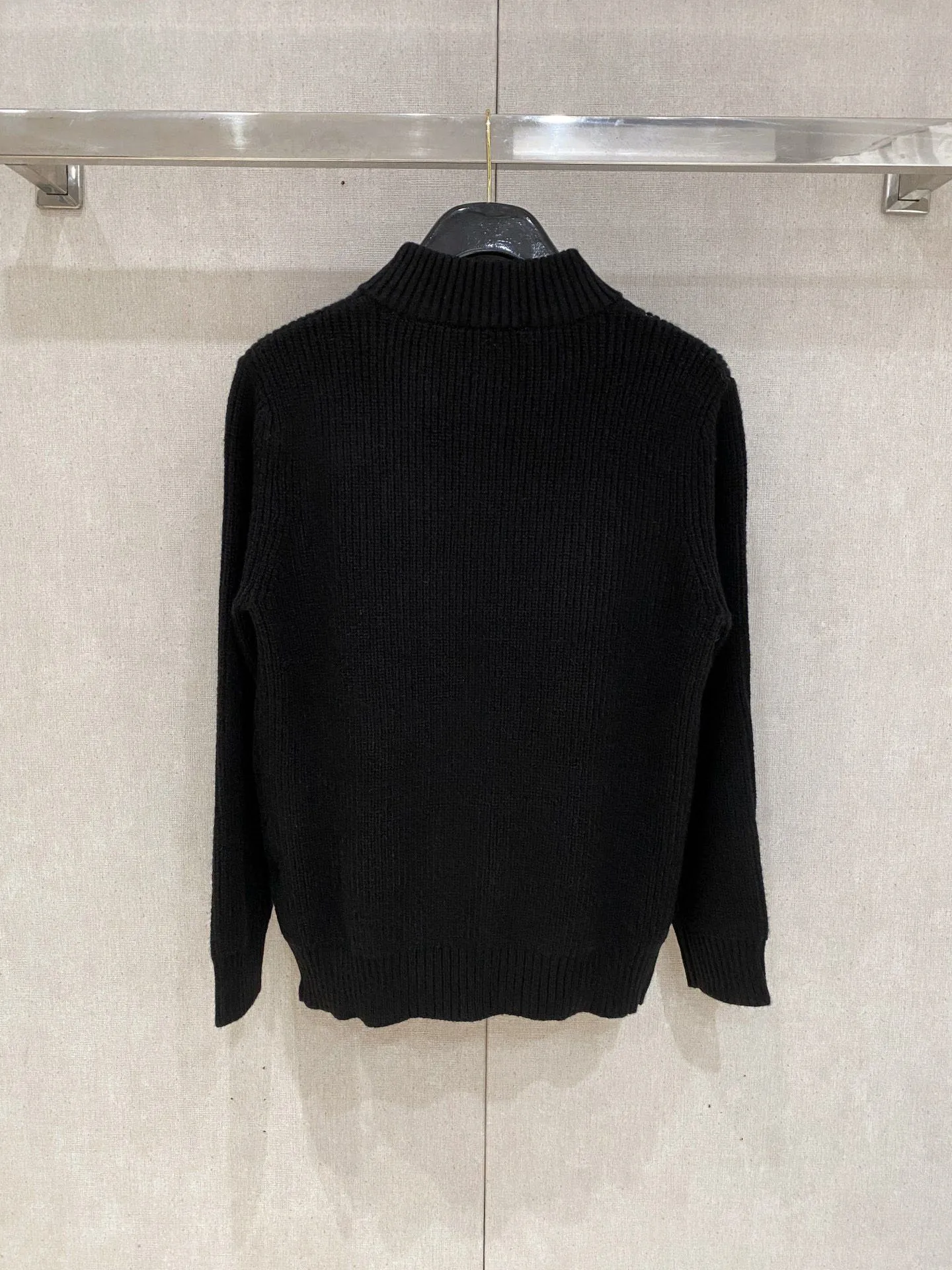 🅿️540 【LV Louis Vuitton】Autumn and winter classic cardigan sweater, in full condition! ! ! Wool blended fabric, the latest model in 2025, golden ratio! ! Slim-fitting soft gold, versatile and practical item, the combination and practicality are extremely powerful, simple and elegant, and classy! To create your own style, it is highly recommended to buy it in two colors. The standard slim fit tailoring process is suitable for both young and old men. It is knitted from wool and will not cause any discomfort! While keeping warm, it is stylish, textured and wearable, and the classic logo with contrasting colors on the chest feels in place! ! Recommended for regular customers! ! Size M-3XL (maximum wear: 190 pounds)